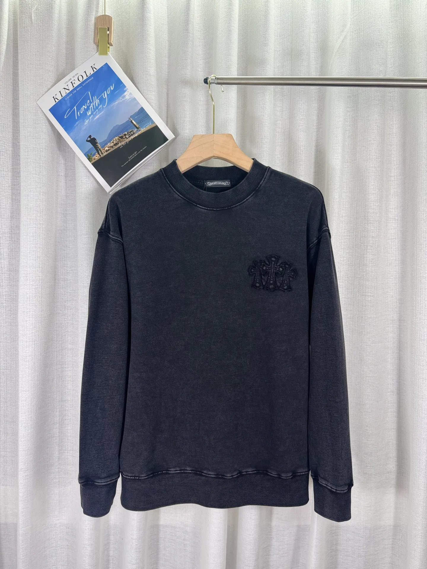 P270 top version, real shot without P, ​​different from market currency) 𝗖𝗵𝗿𝗼𝗺𝗲 𝗛𝗲𝗮𝗿𝘁𝘀/Cro Heart 2025 washed patch embroidery autumn and winter new original single counter American laser burnt 3D three-dimensional color embroidered couple casual sweatshirt 👑The highest version! Customized fabric 430g tripe terry fabric! American acid-washed and distressed original fabric laser burnt ✟appliqué embroidery and exquisite embroidery of letters! The best-selling model in the counter, very comfortable to wear. Accessories: original molded and authenticated collar label➕100% silk wash label. Genuine purchase-grade original hangtag➕matching hanging rope➕3D hanging beads➕original packaging bag. Craftsmanship: The original version has consistent wiring! The highest version of the armhole matching technique! Color: Pink Black Size: S M L XL Style No.: 9310
